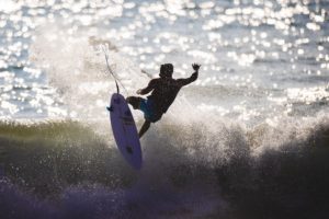 Ítalo Ferreira no meio de uma manobra no Surfe dos Jogos Olimpícos
