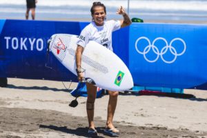 Surfista Silvana Lima com a prancha na mão, comemorando vitória no Surfe Feminno