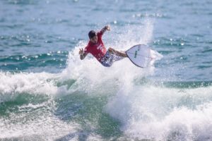 Gabriel Medina durante Manobra Aérea no Surfe das olimpíadas