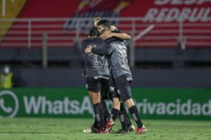 Diego Souza comemora gol na estreia