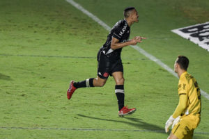 Léo Jabá comemora o gol