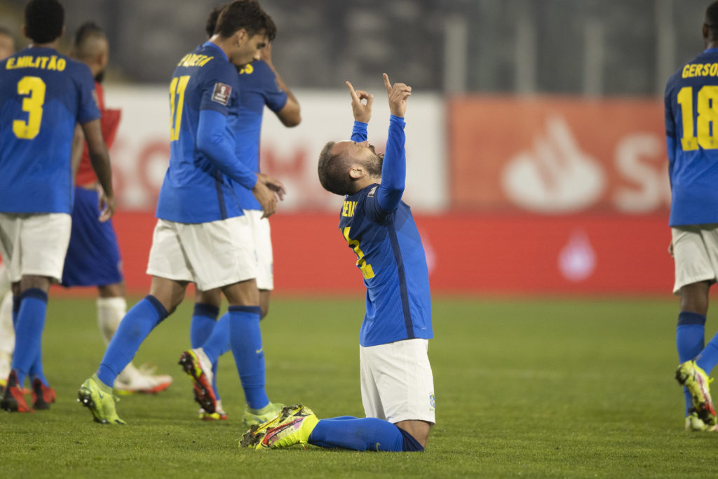 Everton Ribeiro comemora gol da vitória