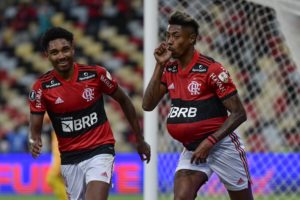 Bruno Henrique marca o gol para o Flamengo