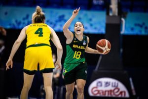 Débora da Costa, armadora da seleção brasileira, na partida contra a Austrália (Imagem: FIBA)